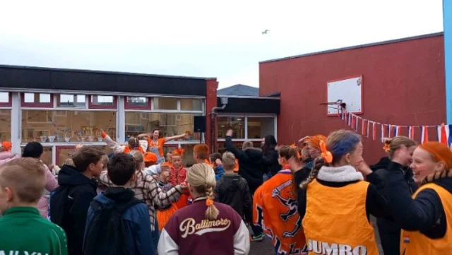 𝕂𝕠𝕟𝕚𝕟𝕘𝕤𝕤𝕡𝕖𝕝𝕖𝕟 🇳🇱Een geslaagde koningsspelen! We zijn begonnen met het zingen van het Wilhelmus en het dansen van het lied van kinderen voor kinderen. Daarna hebben we een koningsdag ontbijt gehad. Vervolgens hebben we allerlei spellen gedaan, namelijk tekenen, rupsbandrace, skippybalrace, koekhappen, spijkerpoepen, spijkerbroek hangen, boter/kaas/eieren estafette, ezeltje prik, spieker sloan, blikgooien, touwtrekken en zaklopen. Wij wensen iedereen een fijne vakantie! #noorderbasis #christal #koningsspelen #spellen
