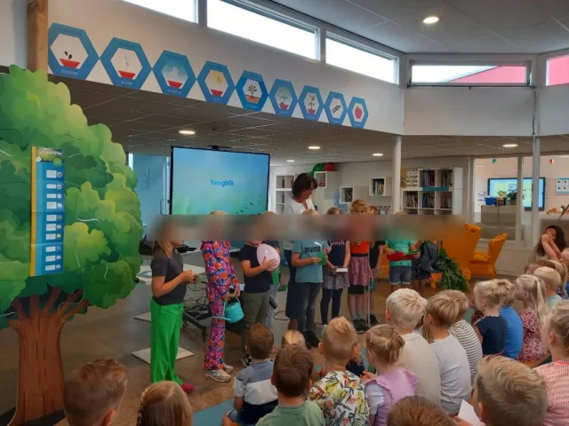 𝕄𝕒𝕒𝕟𝕕𝕧𝕚𝕖𝕣𝕚𝕟𝕘 𝕛𝕦𝕟𝕚 ✝️ Thema: Groeien als een kind van God🌱 Onderdeel: Groeien 🎶 Zingen: 'Dank U wel' en 'Wat je zaait, zul je oogsten' 🙏 Bijbeltekst: 'Maar wie zaait op de akker van de Geest, oogst eeuwig leven.' Galaten 6: 8b Groep 3/4 heeft ons laten zien wat er allemaal nodig is om te kunnen groeien: zaadjes, water, zuurstof, licht, wortelen, voeding, groeien, snoeien en vruchten. Ook hebben twee leerlingen gemeten of ze zijn gegroeid dit jaar met de groeimeter. We mochten ook groeien als een kind van God. #noorderbasis #christal #maandviering #groeienalseenkindvangod #zingen #bidden