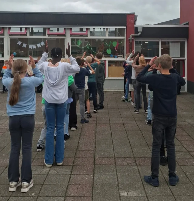 Vandaag hebben we de kinderboekenweek afgesloten met een flashmob van het themalied 'Vol avontuur.' Alle kinderen van groep 1 t/m 8 deden mee. Wat was het leuk!🕺💃'Ik zit vol a-a-a vol avontuur vandaag.' 🎶