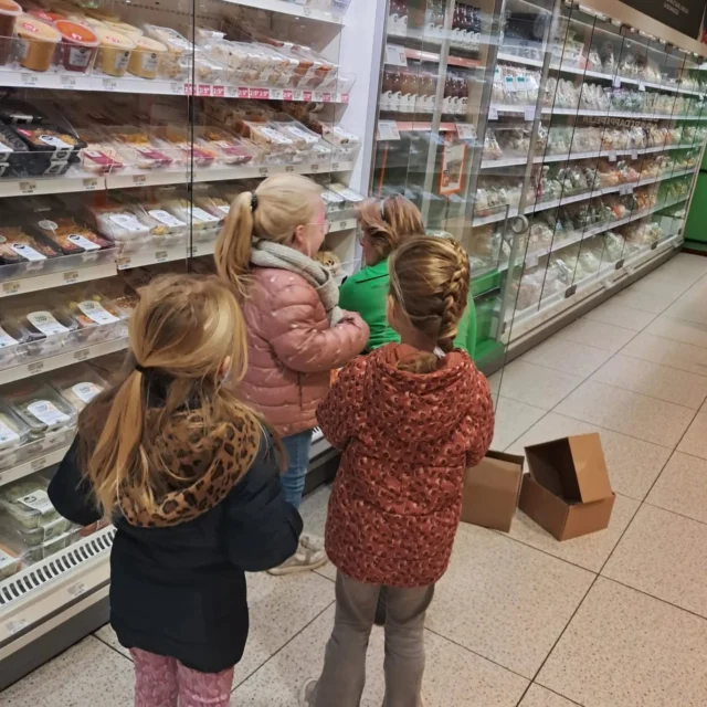 Met groep 1/2 naar de supermarkt de Poiesz in Grootegast. Boodschappen doen, prijzen ontdekken, achter de kassa mogen, brood snijden bij de bakker afdeling, in het grote magazijn kijken en ontdekken waar alle flessen heen gaan als je ze inlevert. Wat was het geweldig, leerzaam en wat is er veel ontdekt. Hartelijk bedankt winkelpersoneel, wat hebben jullie het fantastisch gedaan!#Christal#schoolmetdebijbel#Grootegast#poieszsupermarkten