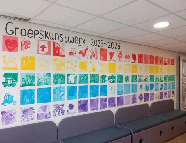 𝔸𝕗𝕤𝕝𝕦𝕚𝕥𝕚𝕟𝕘 𝕜𝕦𝕟𝕤𝕥𝕡𝕣𝕠𝕛𝕖𝕔𝕥 🎨Groepskunstwerk Hoe leuk is het dat je mag schilderen op de muur van de school? Alle leerlingen hebben hun eigen kunstwerk gemaakt. Groep 1/2: Piet Mondriaan Groep 3/4: Vincent van Gogh Groep 5/6: Rembrandt van Rijn Groep 7/8: Romero Britto Vanmiddag was de afsluiting van ons kunstproject en mochten de ouders in de school alle kunstwerken bewonderen. Ze werden zelfs aan de slag gezet met een speurtocht met als oplossing: CREATIEF! #kunst #pietmondriaan #vincentvangogh #Rembrandtvanrijn #romerobritto
